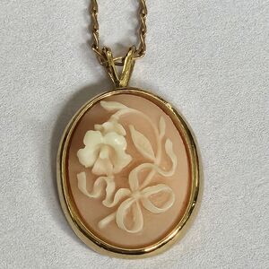 RARE VINTAGE Floral W RIBBON Motif Cameo Pendant Necklace
